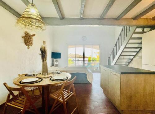 un salon avec une table et une chambre dans l'établissement L'Etoile du Port de St Aygulf, à Fréjus