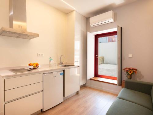 Кухня или мини-кухня в Casa Melo Alvim - by Unlock Hotels
