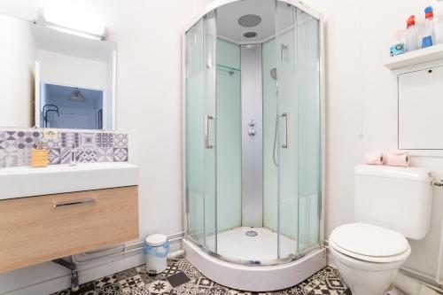 une salle de bain avec douche et toilettes dans l'établissement Appartement cosy au cœur de Lille - Euralille, à Lille