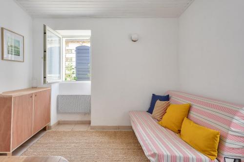 - un salon avec un canapé et une baignoire dans l'établissement Sejour calme, 1,5 km de la plage de la Terriere, à La Tranche-sur-Mer