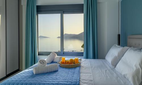 Кровать или кровати в номере Almyriki Villas