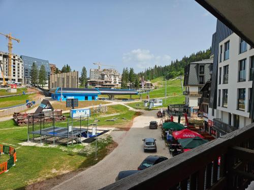 una vista da un balcone di una città con una strada di Apartman Poljice Centar a Jahorina