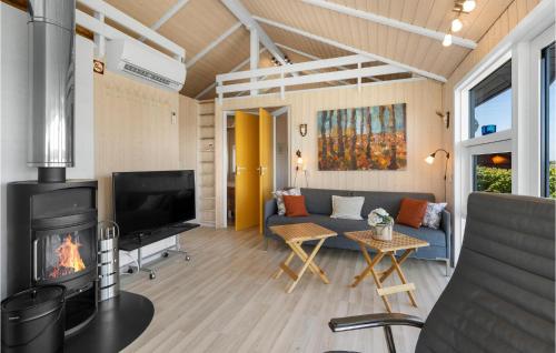 Μια τηλεόραση ή/και κέντρο ψυχαγωγίας στο Holiday Home Anslet Strand Haderslev Iv