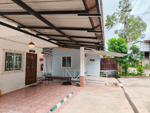a patio with awning on a house at บ้านสุขอรุณ เขาค้อ Baan Sook A Roon KhaoKho in Khao Kho