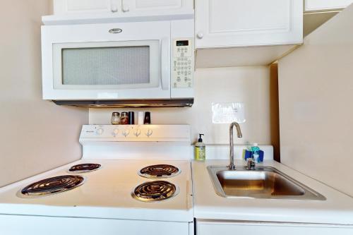 Dapur atau dapur kecil di Water Street Condos