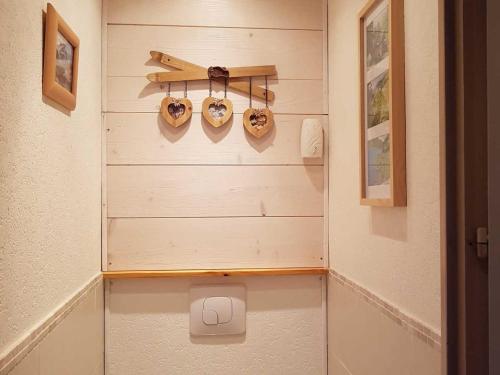 une salle de bain avec un mur contenant des toilettes dans l'établissement Bel appartement rénové 5 personnes, Croisette, au pied des pistes, avec wifi et balcon - FR-1-574-14, aux Menuires