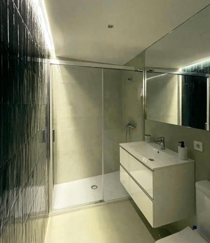 Stylish Modern Apt Unbeatable Location photo 10