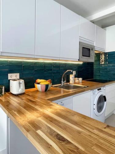 Stylish Modern Apt Unbeatable Location photo 13