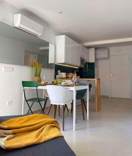 Stylish Modern Apt Unbeatable Location photo 17