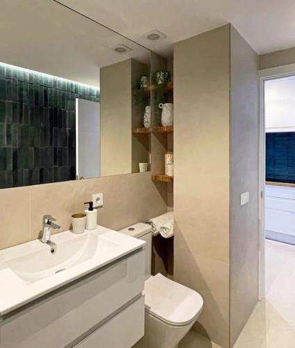 Stylish Modern Apt Unbeatable Location photo 4