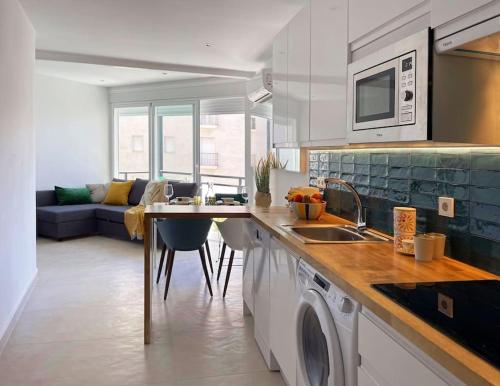 Stylish Modern Apt Unbeatable Location photo 22