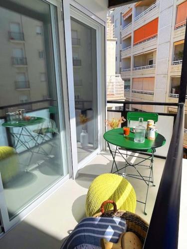 Stylish Modern Apt Unbeatable Location photo 25