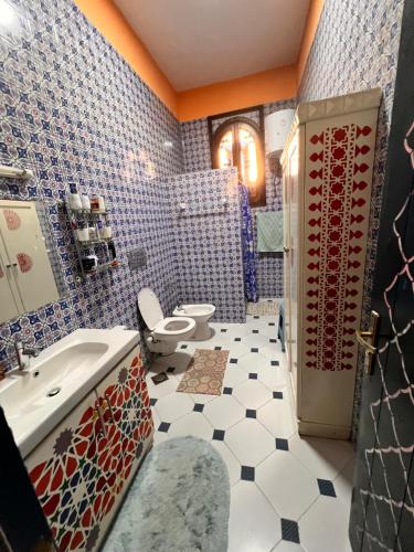 a bathroom with a sink and a toilet and a tub at Villa Barba Luxor in Luxor
