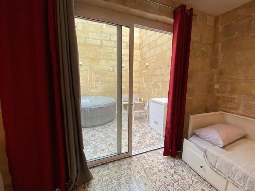 Ένα ή περισσότερα κρεβάτια σε δωμάτιο στο Cosy Cupids Hideout Hot Tub and BBQ - 4km away from airport