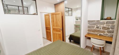 a small room with a bed and a desk and a bedroom at Appartement plein de charme - Ajaccio hyper centre in Ajaccio