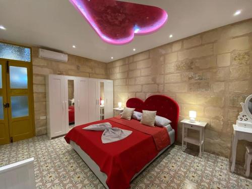 Ένα ή περισσότερα κρεβάτια σε δωμάτιο στο Cosy Cupids Hideout Hot Tub and BBQ - 4km away from airport