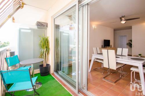 une chambre avec un balcon avec une table et des chaises dans l'établissement Magnifique appartement proche des plages plus garage privé, à Antibes