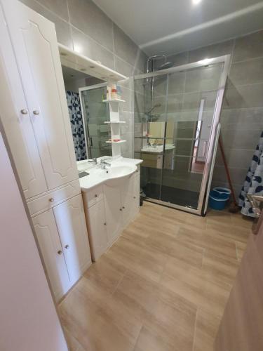 une salle de bain avec un lavabo blanc et un miroir dans l'établissement Vacances en Camargue, au Grau-du-Roi