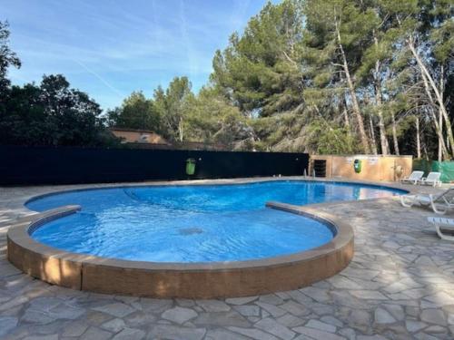 Πισίνα στο ή κοντά στο Beau studio, moderne, au calme avec piscine et parking privé dans une résidence arborée