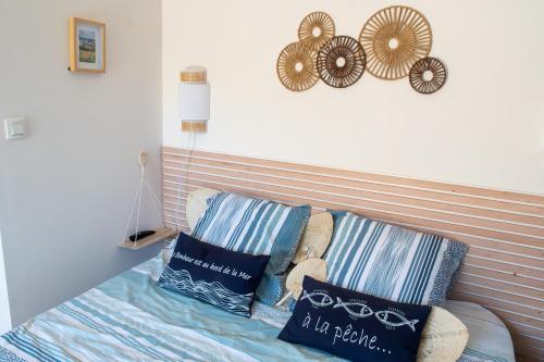 Cette chambre comprend un lit avec des oreillers. dans l'établissement L'Escale Fleurie à Saint Brieuc, à Saint-Brieuc