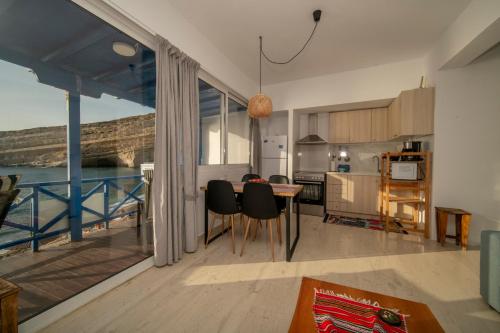 マタラにあるTeacher's Apartmentのキッチン、海の景色を望むダイニングルーム