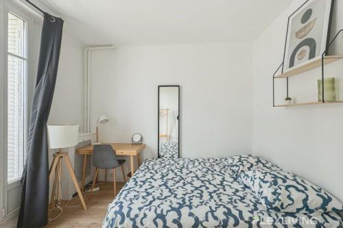 une chambre avec un lit et un bureau dans l'établissement Flexliving - room - Houel, à Paris