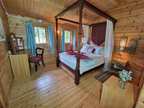 Postel nebo postele na pokoji v ubytování Polgwedhen Lodge