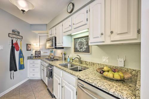 Η κουζίνα ή μικρή κουζίνα στο Waterfront Hot Springs Condo Pool, Hot Tub Access