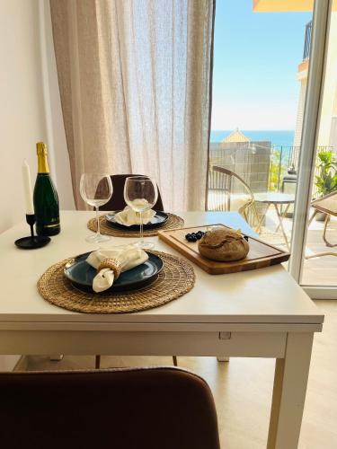Sea View Apartment, 100m to Beach, Sunrise Balcony & pool