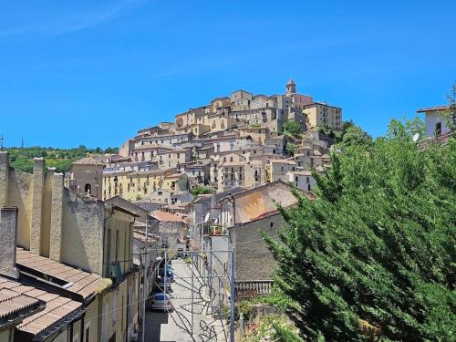 a town on top of a hill with houses at Il Giardino in Calvello