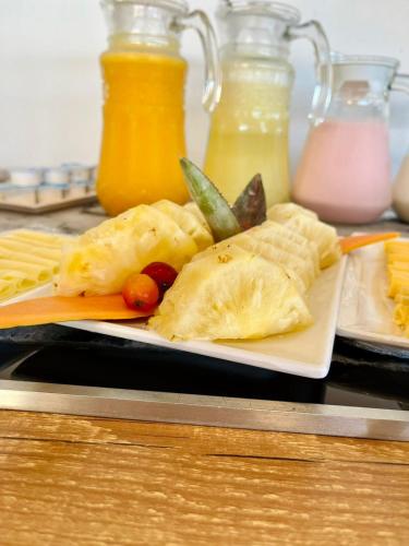 マラゴージにあるBarra De Maragogi Pousadaのテーブルの上に置かれた食べ物の皿