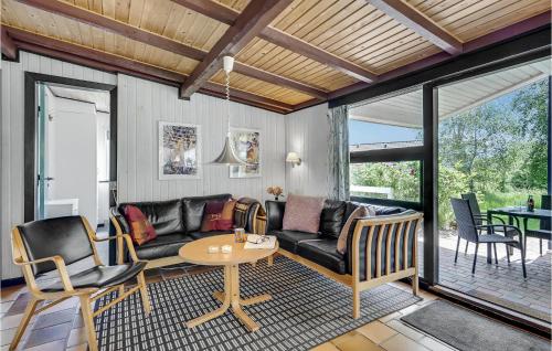 un soggiorno con un divano e un tavolo di Holiday Home Tovtvej Fanø Ii a Fanø