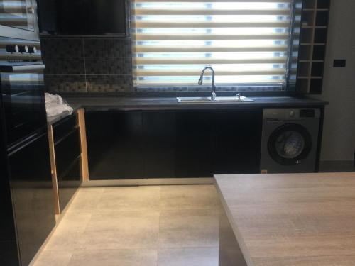 Η κουζίνα ή μικρή κουζίνα στο Tropical Oasis Retreat in Accra