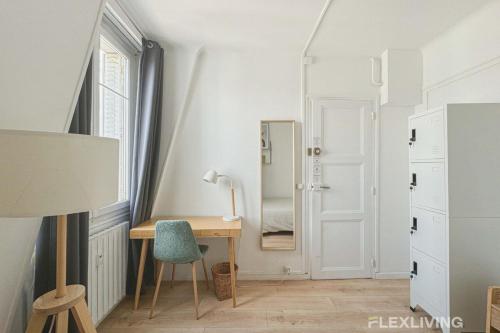 - un bureau dans une chambre avec un miroir et une chaise dans l'établissement Flexliving - room - Houel, à Paris