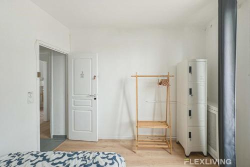 une pièce blanche avec un réfrigérateur et une échelle dans l'établissement Flexliving - room - Houel, à Paris
