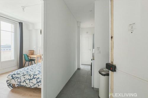 une chambre avec un lit, un bureau et une fenêtre dans l'établissement Flexliving - room - Houel, à Paris