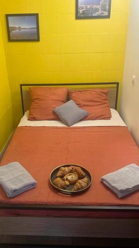 un plateau de beignets dans un bol sur un lit dans l'établissement A Narbonne studio quartier Horte neuve, à Narbonne