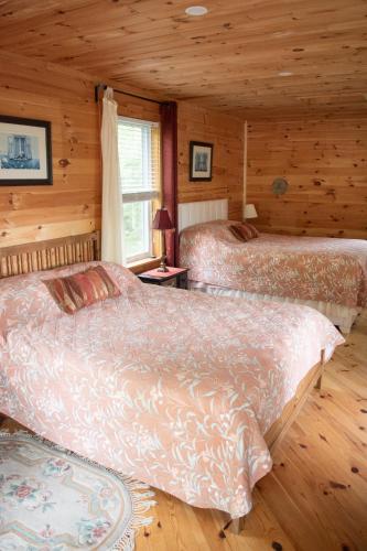 Postel nebo postele na pokoji v ubytování Rumi Guest House on the Cabot Trail