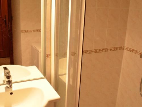 une salle de bain avec un lavabo et une douche dans l'établissement Charmant 2 pièces avec parking, proche télésiège et navettes - FR-1-676-101, à Châtel