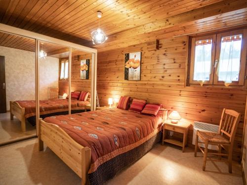 - une chambre avec 2 lits dans une pièce en bois dans l'établissement Appartement 3P/6 Pers avec Jardin et Proche Télécabine Linga à Châtel - FR-1-676-147, à Châtel