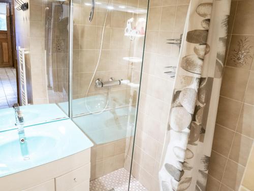 une salle de bain avec douche et lavabo dans l'établissement Appartement 3P/6 Pers avec Jardin et Proche Télécabine Linga à Châtel - FR-1-676-147, à Châtel
