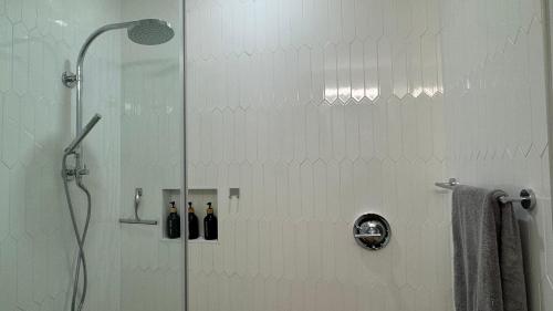 eine Dusche mit Glastür im Badezimmer in der Unterkunft 2bdr Seven Mile Beach Corridor - ONE Canal Resort in George Town