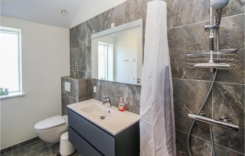 Ένα μπάνιο στο 3 Bedroom Gorgeous Home In Samsø
