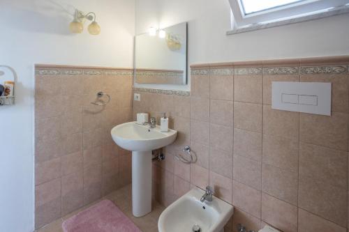 マラテーアにあるB&B La Casa di Carolinaの洗面台とトイレ付きのバスルーム