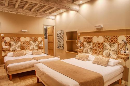two beds in a hotel room with two beds at Hôtel Boquier, Avignon Centre in Avignon