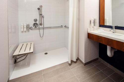 Un baño con ducha, inodoro y lavabo. en Hampton Inn by Hilton New York Times Square, en Nueva York