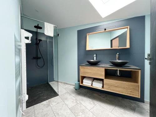 une salle de bain avec deux lavabos et un miroir dans l'établissement Gîte Le 240b, à Saint-Mard