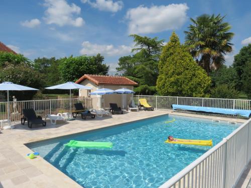 - une piscine avec des tubes gonflables dans l'eau dans l'établissement Ferme de Paufy, à Saint-Géry