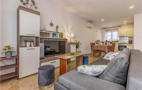 Kuchyňa alebo kuchynka v ubytovaní 2 Bedroom Beautiful Apartment In Pula