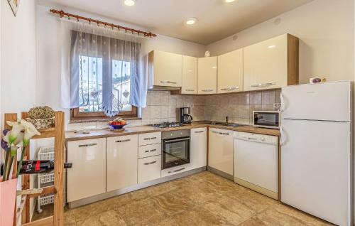 2 Bedroom Awesome Apartment In Pula